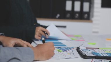 Çizimler ve dijital araçlarla UXUI tasarım beyin fırtınası oturumu