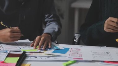 Çizimler ve dijital araçlarla UXUI tasarım beyin fırtınası oturumu