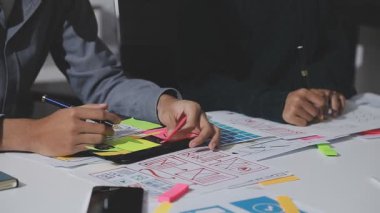 Çizimler ve dijital araçlarla UXUI tasarım beyin fırtınası oturumu