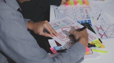 Çizimler ve dijital araçlarla UXUI tasarım beyin fırtınası oturumu