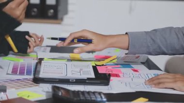 Çizimler ve dijital araçlarla UXUI tasarım beyin fırtınası oturumu