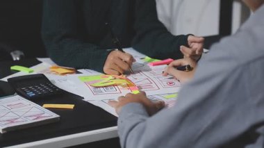 Çizimler ve dijital araçlarla UXUI tasarım beyin fırtınası oturumu