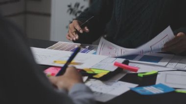 Çizimler ve dijital araçlarla UXUI tasarım beyin fırtınası oturumu