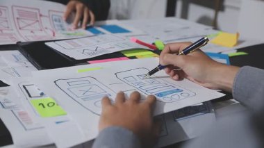 Çizimler ve dijital araçlarla UXUI tasarım beyin fırtınası oturumu