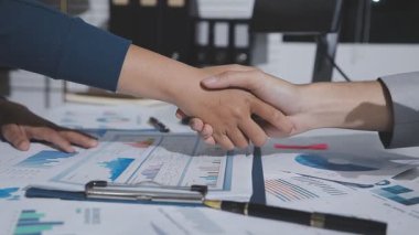 Klinik laboratuvarında çalışan araştırmacılar.