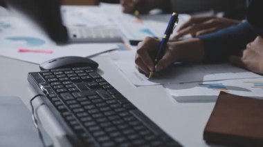 Klinik laboratuvarında çalışan araştırmacılar.