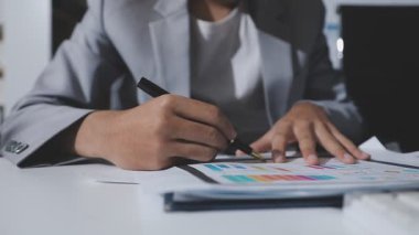 Klinik laboratuvarında çalışan araştırmacılar.