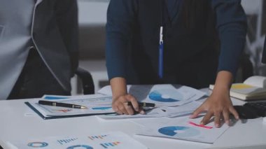 Klinik laboratuvarında çalışan araştırmacılar.