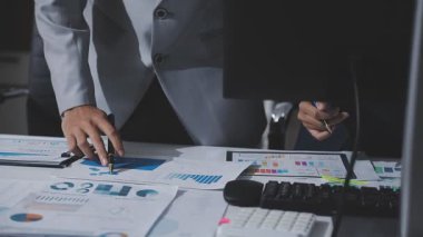 Klinik laboratuvarında çalışan araştırmacılar.