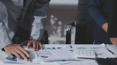 Klinik laboratuvarında çalışan araştırmacılar.