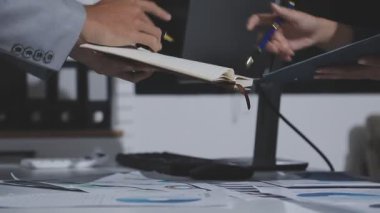 Klinik laboratuvarında çalışan araştırmacılar.