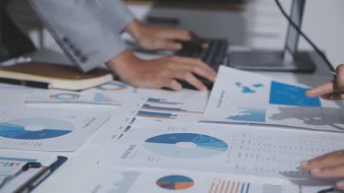 Klinik laboratuvarında çalışan araştırmacılar.