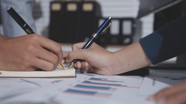 Klinik laboratuvarında çalışan araştırmacılar.