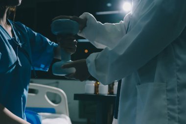 Fizyoterapist, halter egzersizinde bir kadına yardım ediyor.