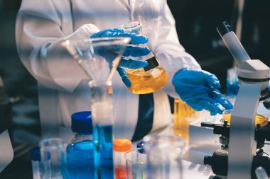 Klinik laboratuvarında çalışan araştırmacılar.