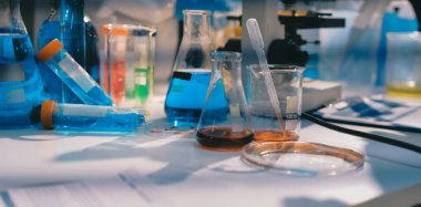 Klinik laboratuvarında çalışan araştırmacılar.