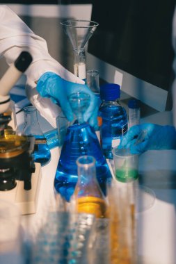 Klinik laboratuvarında çalışan araştırmacılar.