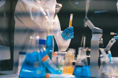 Klinik laboratuvarında çalışan araştırmacılar.