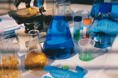 Klinik laboratuvarında çalışan araştırmacılar.