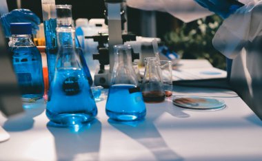 Klinik laboratuvarında çalışan araştırmacılar.