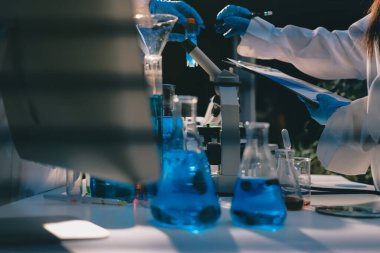 Klinik laboratuvarında çalışan araştırmacılar.