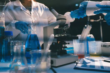 Klinik laboratuvarında çalışan araştırmacılar.