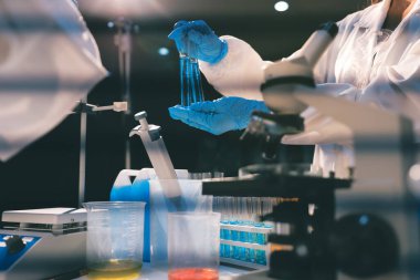 Klinik laboratuvarında çalışan araştırmacılar.