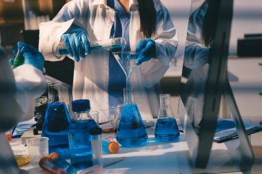 Klinik laboratuvarında çalışan araştırmacılar.