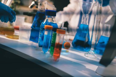 Klinik laboratuvarında çalışan araştırmacılar.