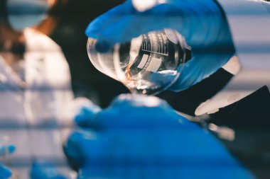 Klinik laboratuvarında çalışan araştırmacılar.