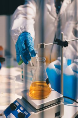 Klinik laboratuvarında çalışan araştırmacılar.