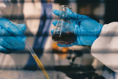 Klinik laboratuvarında çalışan araştırmacılar.