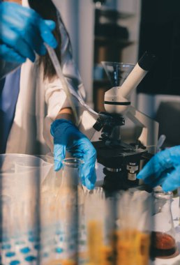 Klinik laboratuvarında çalışan araştırmacılar.