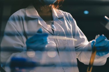 Klinik laboratuvarında çalışan araştırmacılar.