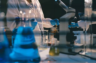 Klinik laboratuvarında çalışan araştırmacılar.