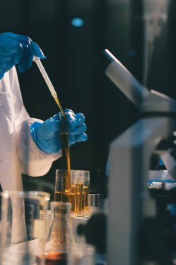 Klinik laboratuvarında çalışan araştırmacılar.