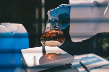 Klinik laboratuvarında çalışan araştırmacılar.