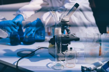 Klinik laboratuvarında çalışan araştırmacılar.