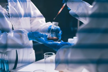 Klinik laboratuvarında çalışan araştırmacılar.