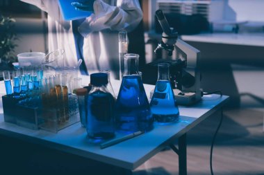 Klinik laboratuvarında çalışan araştırmacılar.