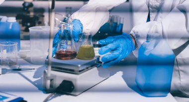 Klinik laboratuvarında çalışan araştırmacılar.