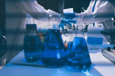 Klinik laboratuvarında çalışan araştırmacılar.