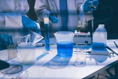 Klinik laboratuvarında çalışan araştırmacılar.