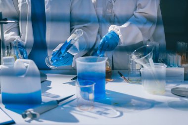 Klinik laboratuvarında çalışan araştırmacılar.