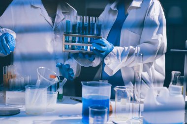 Klinik laboratuvarında çalışan araştırmacılar.