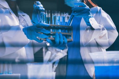 Klinik laboratuvarında çalışan araştırmacılar.