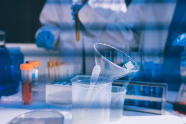 Klinik laboratuvarında çalışan araştırmacılar.