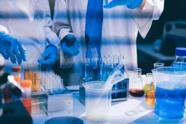 Klinik laboratuvarında çalışan araştırmacılar.