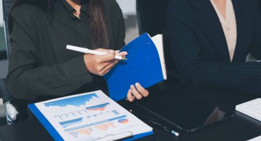 Toplantıdaki iş adamları birlikte planları tartışıyor.