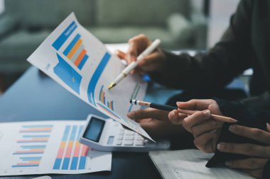 Toplantıdaki iş adamları birlikte planları tartışıyor.